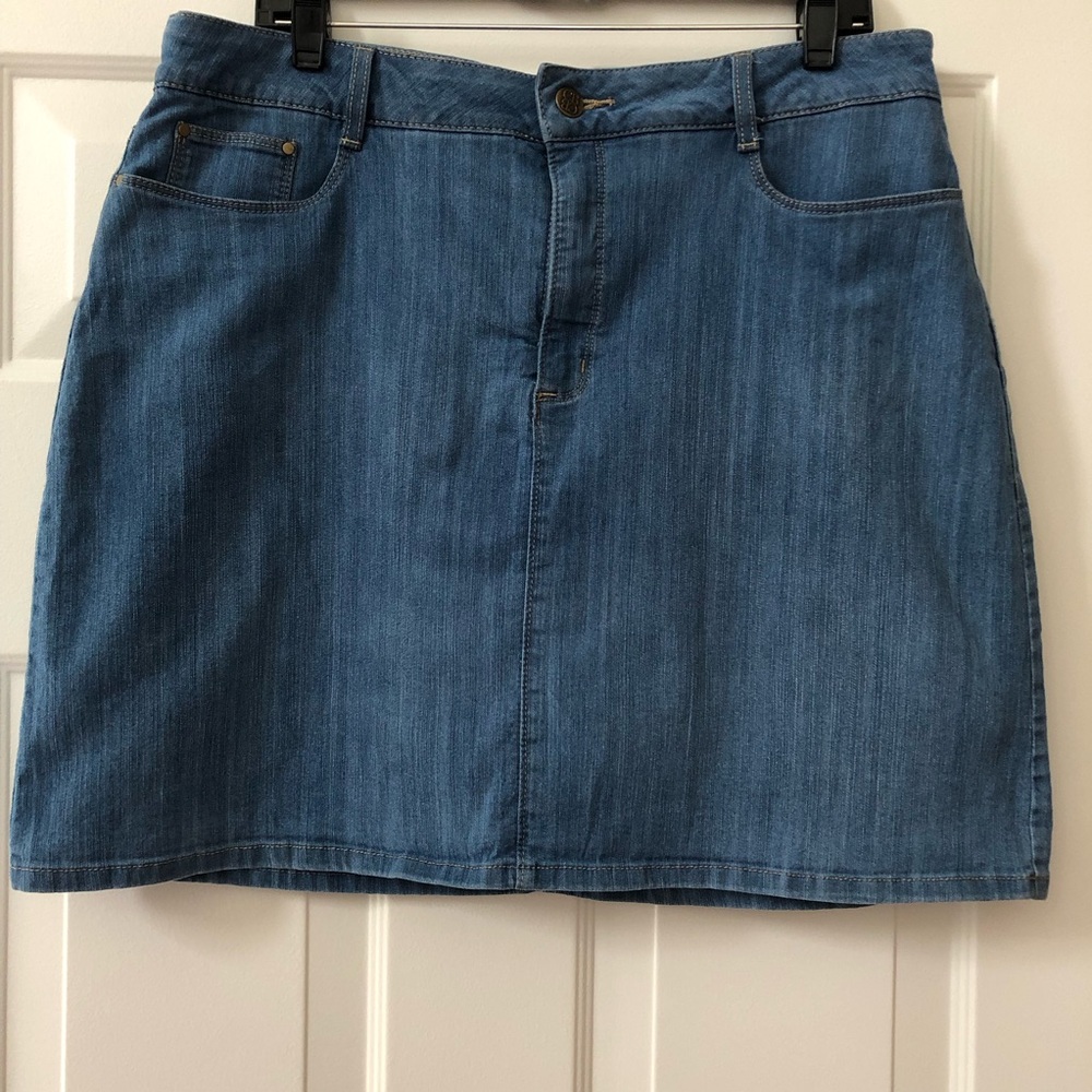 Croft & Barrow Classic Fit Skort In Denim w/Front & Back Pockets - Size 16